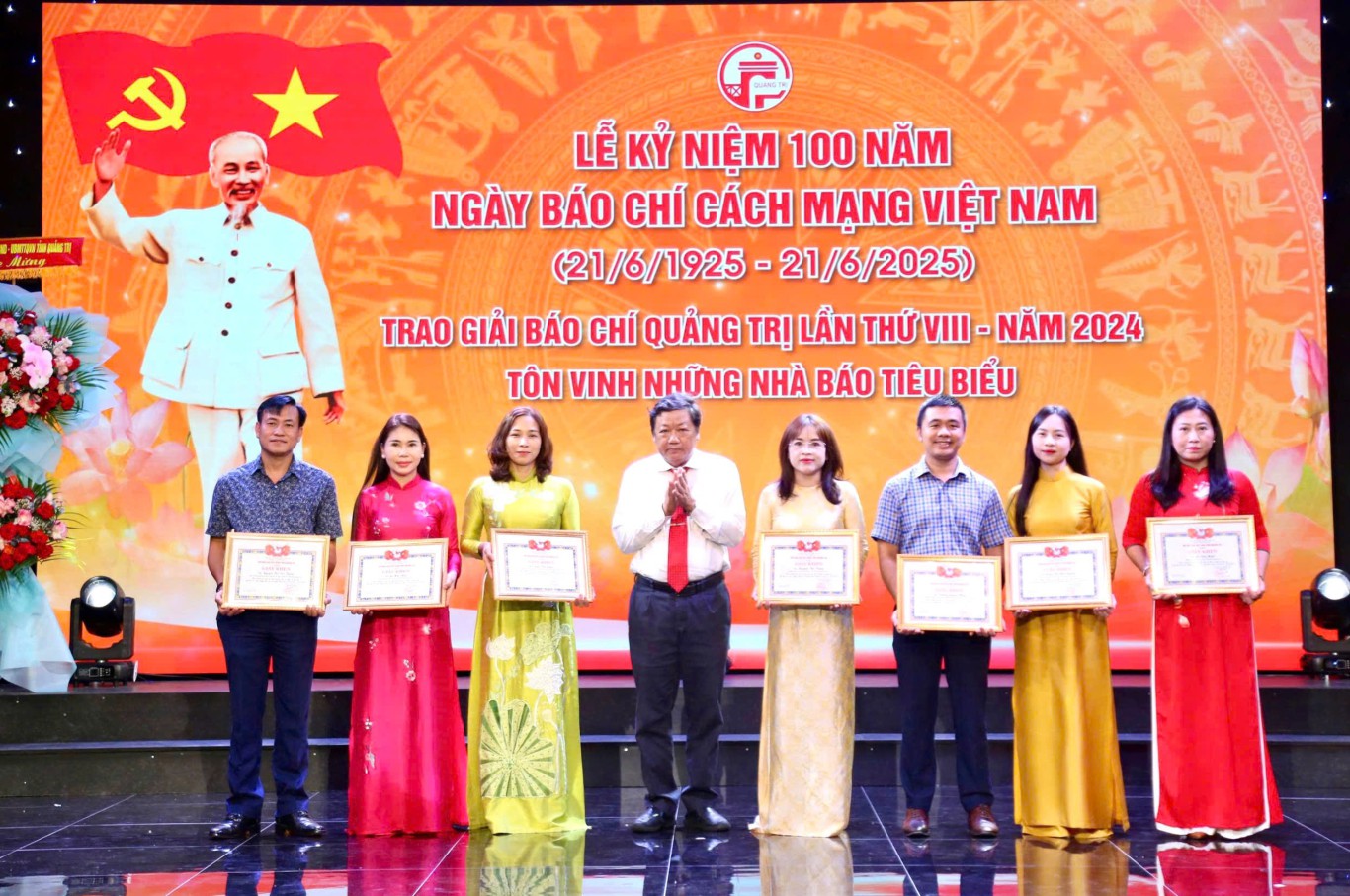 Ủy viên Ban Chấp hành Hội Nhà báo Việt Nam, Chủ tịch Hội Nhà báo tỉnh Trương Đức Minh tặng giấy khen cho các cá nhân - Ảnh: Minh Đức